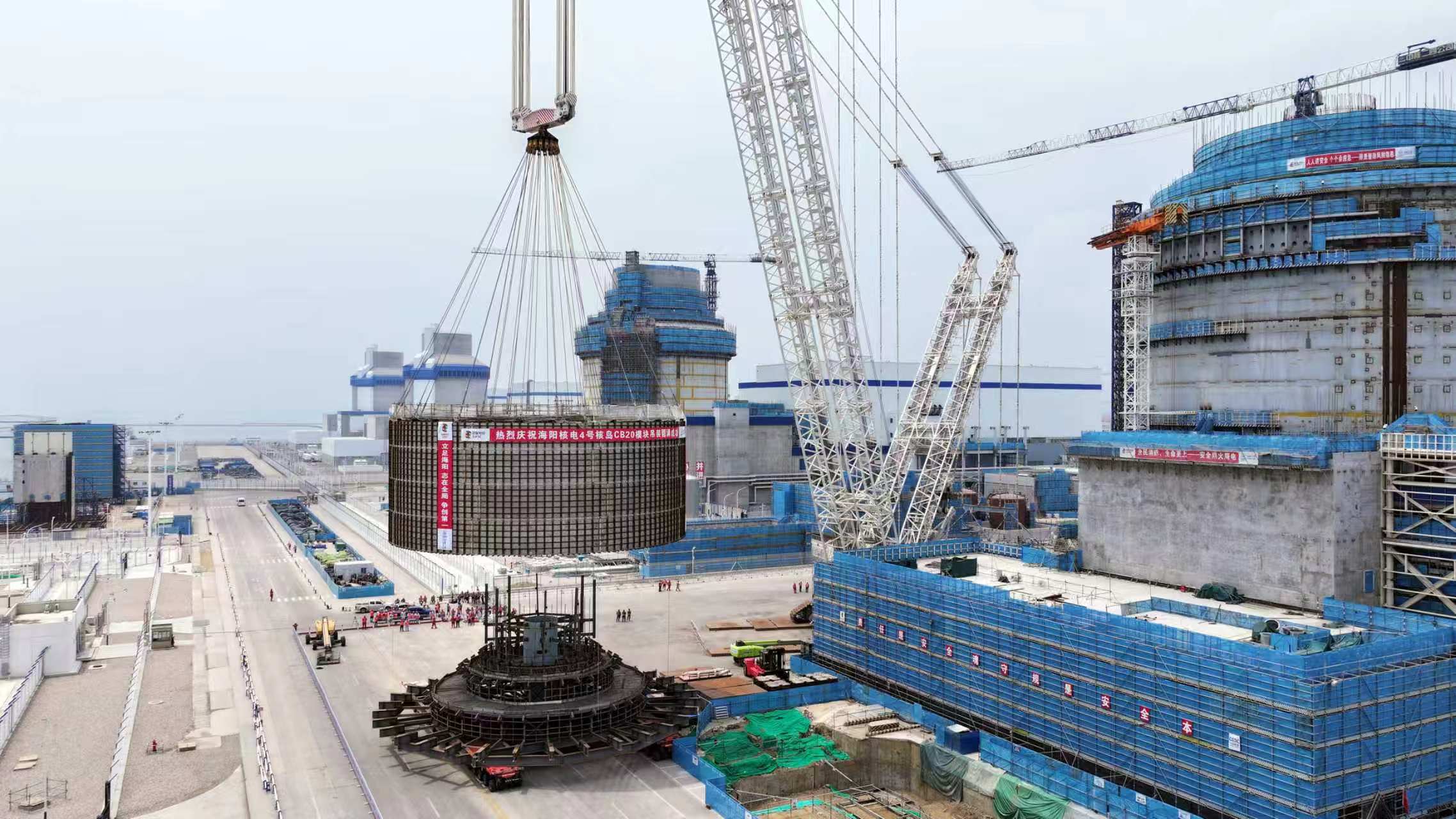 海阳核电二期工程3、4号机组预计2027年全面建成投运。投运后，海阳核电4台机组年发电量可达400亿千瓦时，能够满足山东省一半居民生活用电需求，供热能力也将进一步提升。