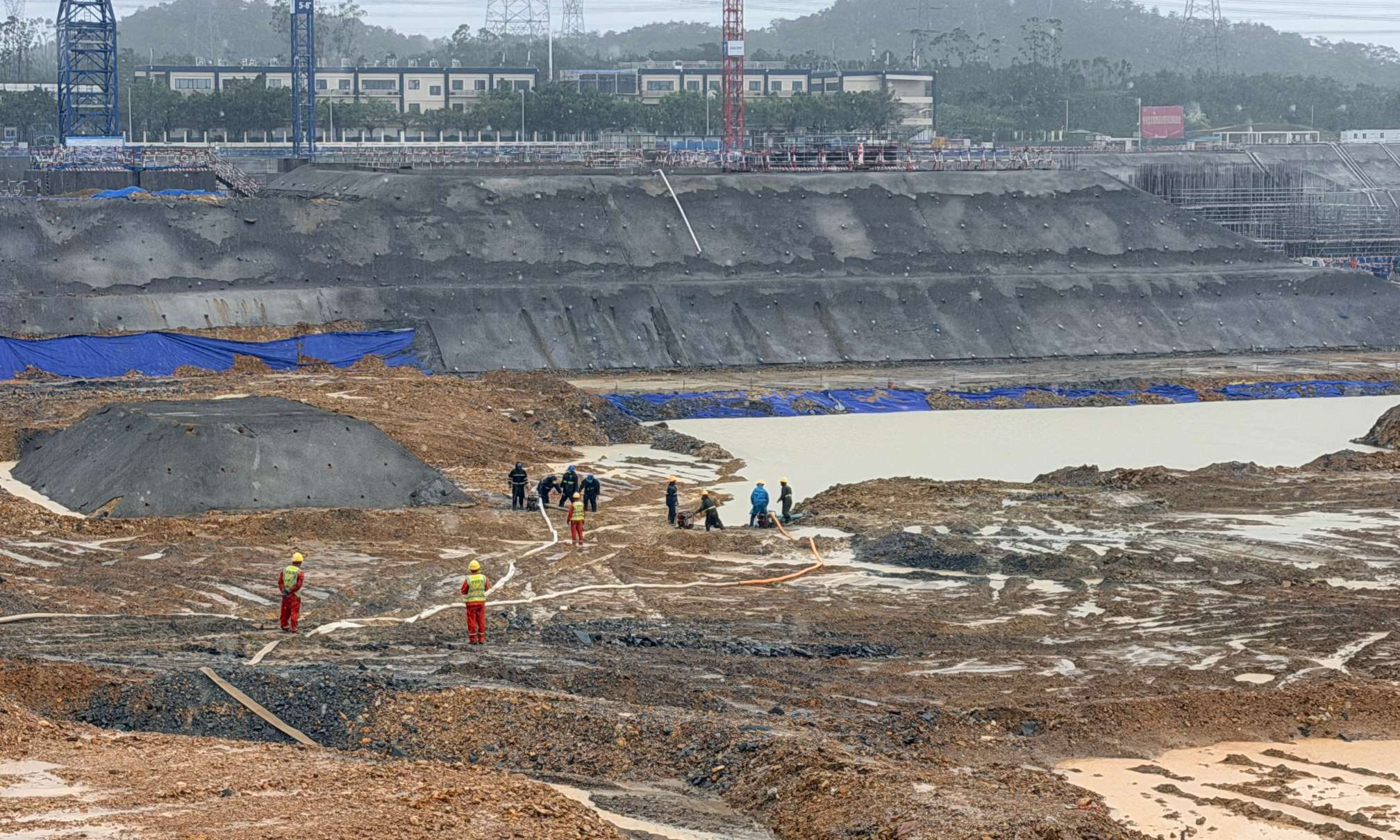 面对10级台风、强降雨及雷电天气，中铁五局路桥公司防城港项目部组建55人党员突击队，提前疏通场内沟渠、清理管网淤堵，布设集水井、调配大功率抽水泵24小时抽排积水，从源头防范场地内涝风险。