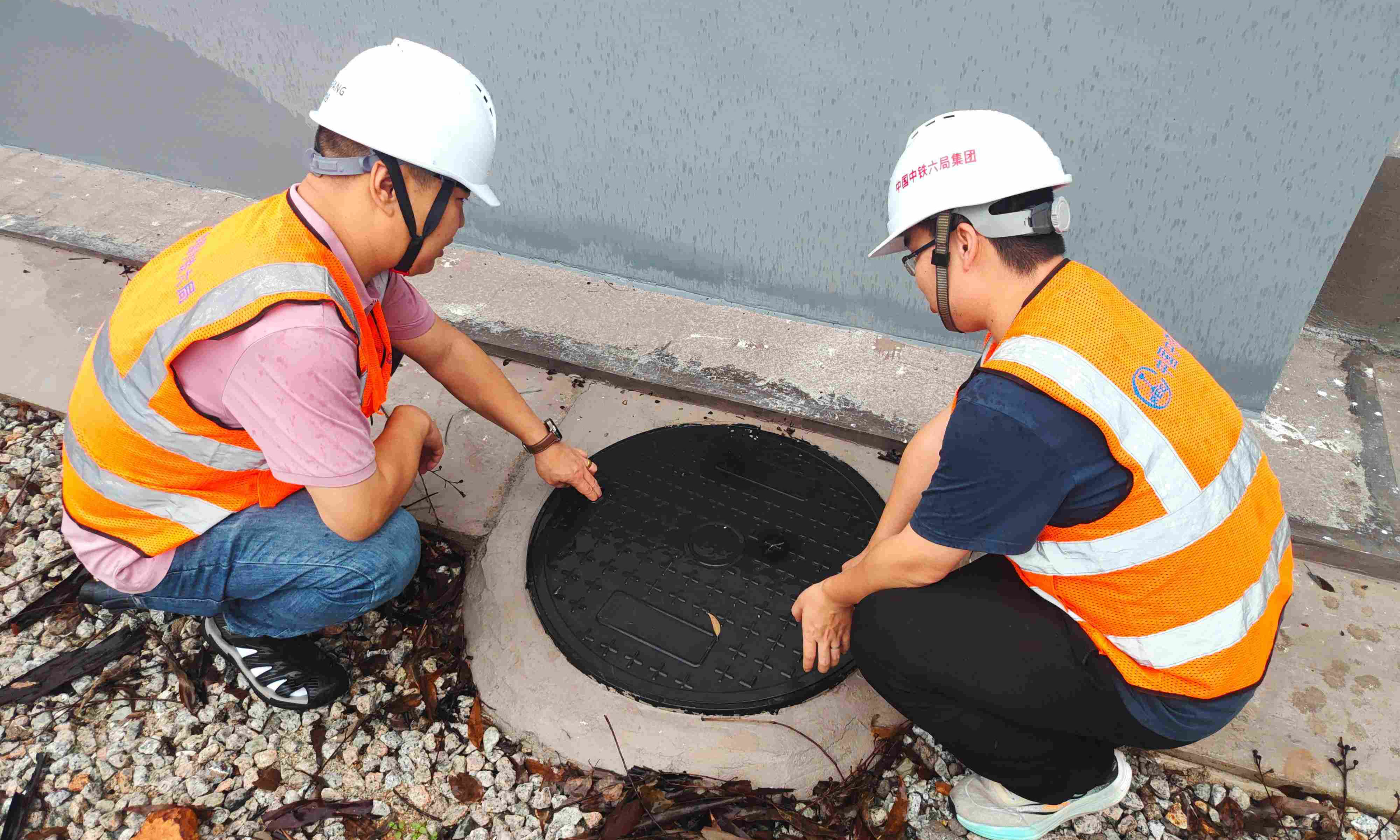 中铁六局电务公司南宁地区项目部启动防汛应急响应，全面排查加固施工设施、清淤排水、备足抢险物资；暂停室外高空作业、转移露天物资，妥善安置人员。应急抢险队伍24小时待命，确保险情快速发现、高效处置。