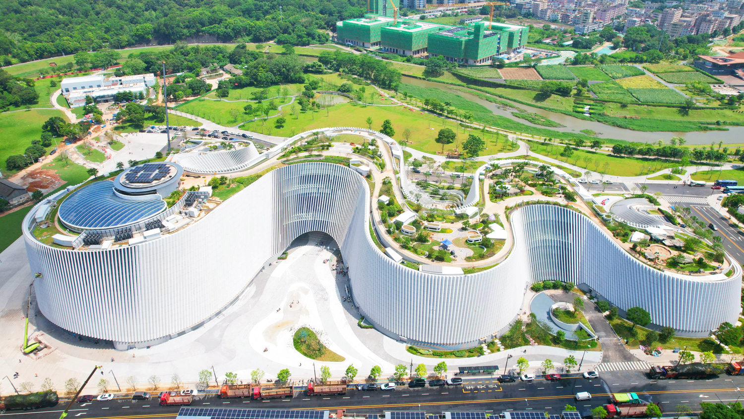 场馆打破传统场馆围墙局限，将展厅从室内延伸至户外，打造了超600米屋顶植物园步道，串联起燕子岭公园、赤坳水湿地等生态空间，让博物馆的建筑本身成为观众认识自然的独特入口。