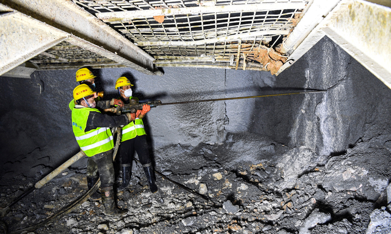 8月3日，在位于广西环江毛南族自治县的贵南高铁大方山隧道内，工人用风枪打爆破眼。新华社记者 曹祎铭 摄