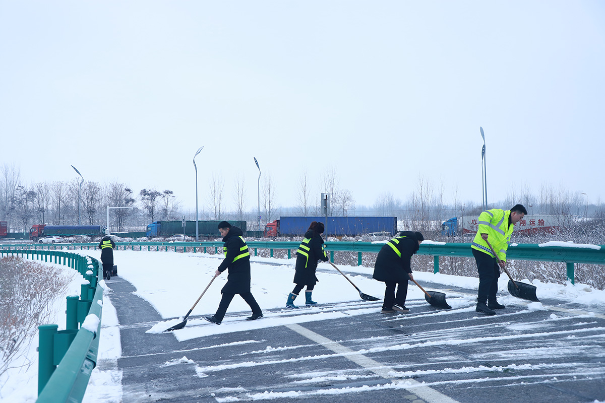 服务区匝道清扫积雪2.jpg