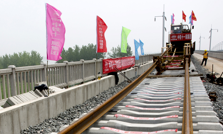 徐宿淮盐铁路与京沪铁路、盐通铁路、连淮扬镇铁路相连，具有京沪铁路第二通道的重要功能。建成通车后，将减轻京沪高铁最繁忙的南段压力，也将大大缩短苏北到达南京、上海的时间，有利于苏北革命老区加速融入长三角经济圈。图为已经铺设好的轨道。