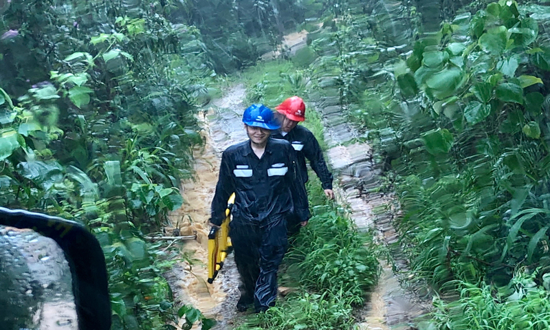 龙舟水携雷电大风连日肆虐，等来雨歇间隙，南方电网广东韶关翁源供电局技术人员争分夺秒，穿梭于山岭、低洼地带，根据天气变化调整自动化开关定值，使电力线路设备处于最优运行状态。完成工作后，原本的晴天瞬时风雨大作，两名工作人员在返回的路途中被淋成了“落汤鸡”。