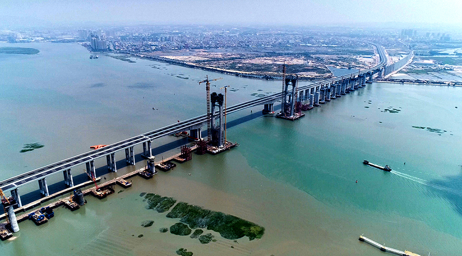 9月15日，中国铁建所属铁四院设计的新建福（州）厦（门）高铁泉州湾跨海大桥主塔封顶。泉州湾大桥全长20.29公里，大桥有9公里跨越泉州湾中部海域，为世界首座行车速度超过300公里/小时的跨海大跨斜拉桥。图为建设中的泉州湾跨海大桥。