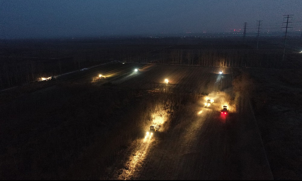 图为中国铁建建设者连夜施工。