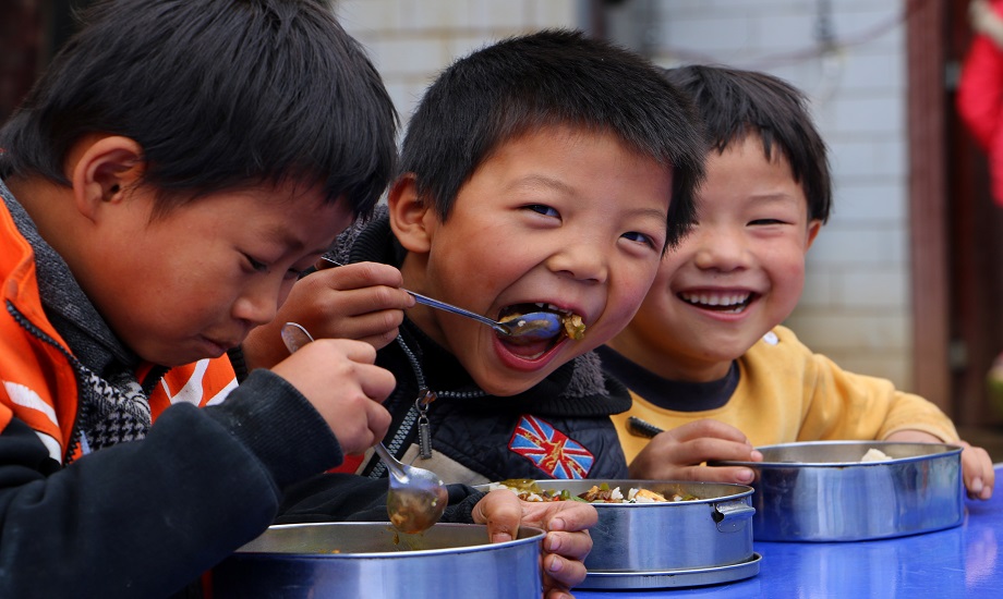 华电乌江公司每学期选派青年员工到威宁县高坪小学支教，为学校建设七彩小屋，开展捐资助学、关爱留守儿童活动。徐伟 摄